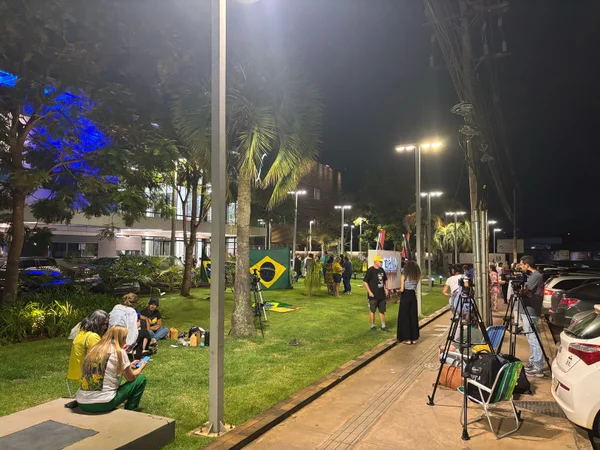 Apoiadores de Bolsonaro fazem uma vigília em frente ao hospital