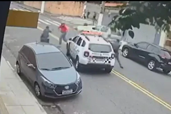 Imagem colorida mostra PMs abordando motociclista que roubou casal no Capão Redondo - Metrópoles