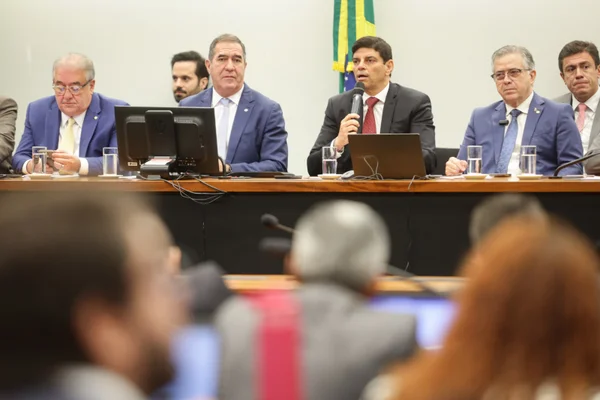 imagem colorida mostra deputados relatório regulamentação reforma tributária - Metrópoles