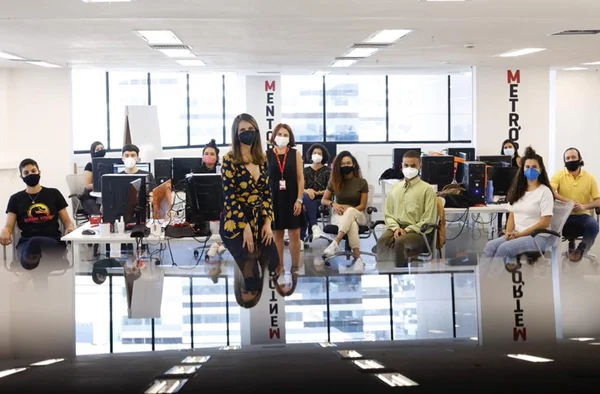 Foto colorida mostra sala de aula do Mentor, programa de estágio em jornalismo do Metrópoles