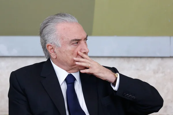 Na prisão improvisada da PF em São Paulo, Temer pede jornais