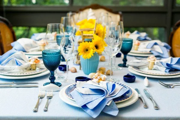 Aposte numa mesa de Réveillon decorada com conchas e flores coloridas