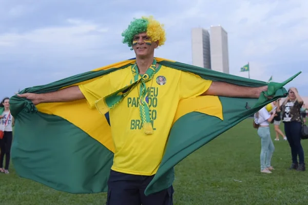 Atos pró-Bolsonaro ocorrem no DF e pelo país, na véspera da eleição