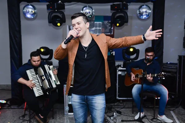 Após atropelamento, cantor sertanejo morre: “Deus o convocou”, diz pai
