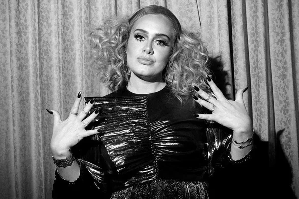 Adele publica primeira foto de 2020 e fãs lembram: ela sempre foi linda