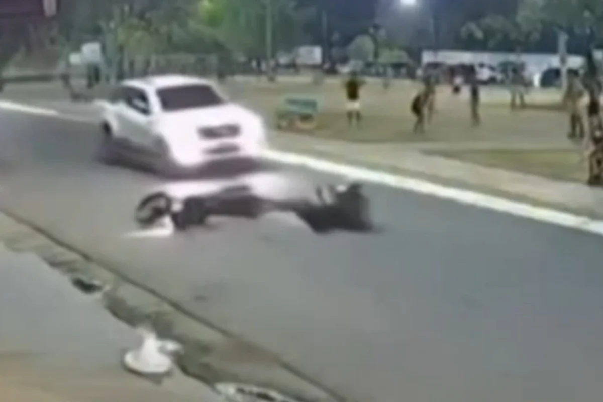 Motociclista cai ao ser atingido por bola e quase é atropelado no Pará