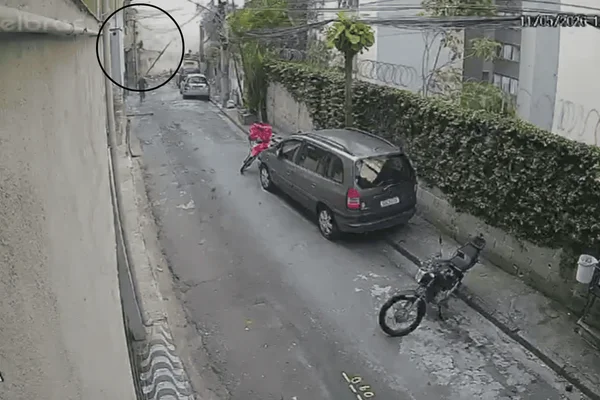 Imagem colorida de um homem sendo lançado pela janela de casa durante uma explosão de gás no Jaguaré - Metrópoles