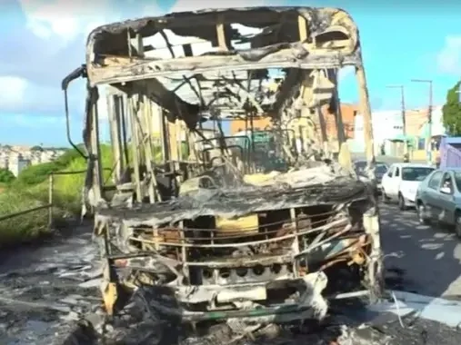 onibus-queimado-salvador-ba-metropoles