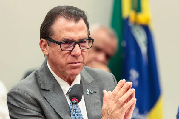 Ministro diz que Lulinha e Celso Daniel sempre “ressurgem” na eleição