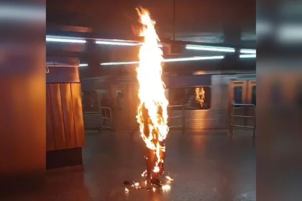 Homem em chamas no metrô