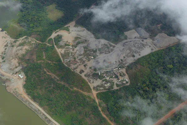 imagem colorida de Área de mineração próximo a cidade de Porto Velho
