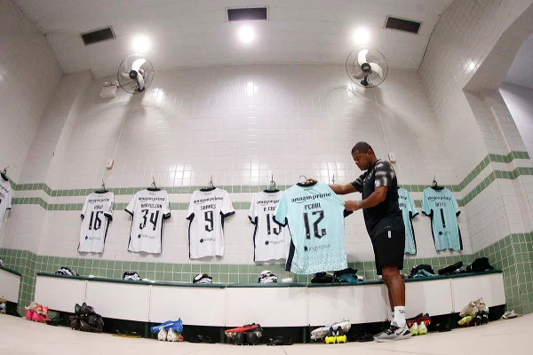 Polícia recupera van do Botafogo roubada por bandidos no Rio