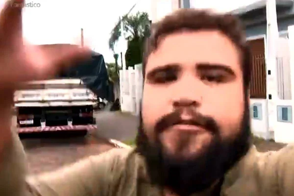 Vídeo: homem ataca equipe da Globo após vender água doada para o RS