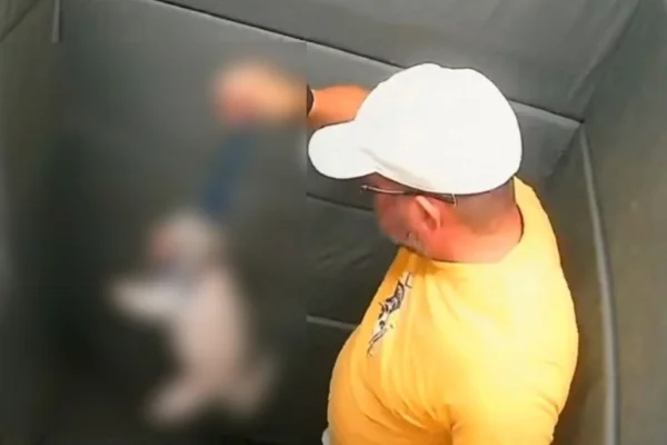 Homem usa coleira para agredir e enforcar cachorro dentro de elevador - Metrópoles