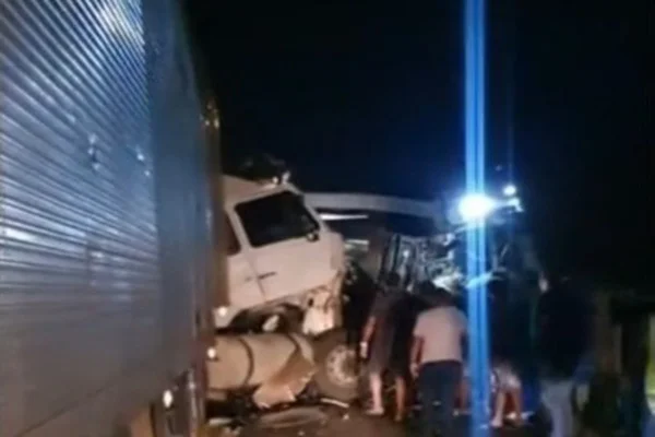 Foto colorida de acidente entre caminhão e ônibus - Metrópoles