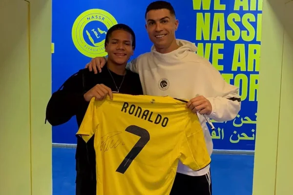 Foto colorida de Julio Cesar e Cristiano Ronaldo - Metrópoles