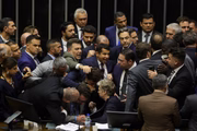 Mesa Diretora da Câmara dos Deputados com movimentação de parlamentares
