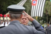 O governador Tarcísio de Freitas (Republicanos) recebe cumprimento militar na solenidade de Passagem do Comando Geral da PM