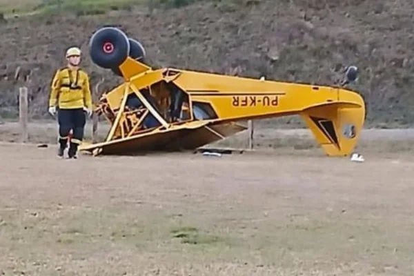 Imagem colorida de avião que caiu em Bom Retiro (SC)