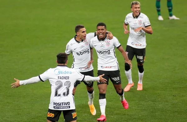 Jô perde dois pênaltis, faz gol e Corinthians vence o lanterna Coritiba