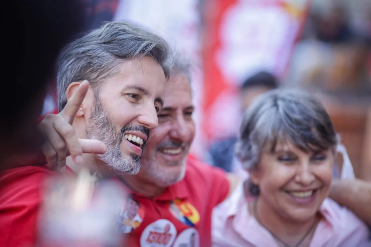 Leandro Grassa faz campanha em assembleia dos rodoviários no Conic, mas vai embora antes da reunião do sindicato.
Leandro Grassa faz campanha em assembleia dos rodoviários no Conic, mas vai embora antes da reunião do sindicato.