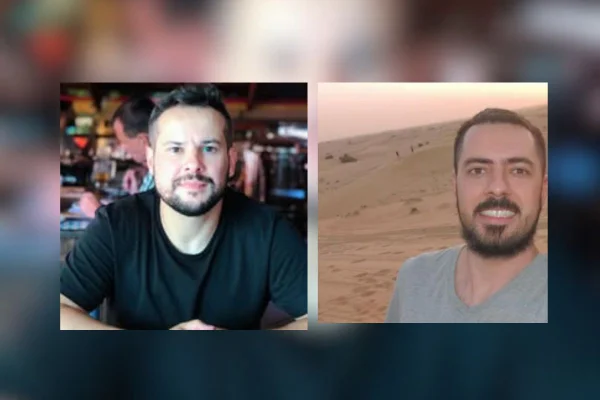Imagens coloridas mostram montagem das fotos de dois homens, lado a lado, ambos com cabelos curtos, brancos, sorrindo