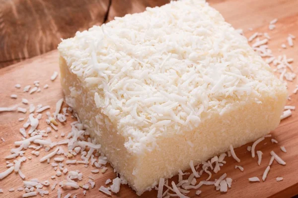 Bolo de mandioca com coco - Metrópoles