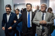 O presidente do Senado, Davi Alcolumbre (União-AP), ladeado pelo líder do governo no Congresso, Randolfe Rodrigues (PT-AP), e do ex-presidente da Casa Renan Calheiros (MDB-AL). Eles saíram abraçados após votação realizada com o fim do motim bolsonaristas.