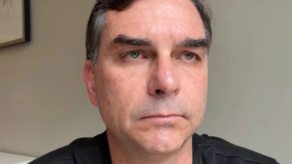 O problema da campanha de Flávio Bolsonaro é… ele mesmo