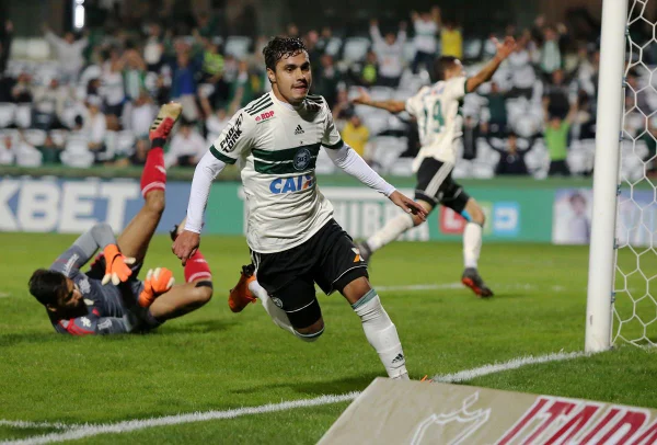 TJD-PR condena jogadores de Athletico e Coritiba por confusão em clássico