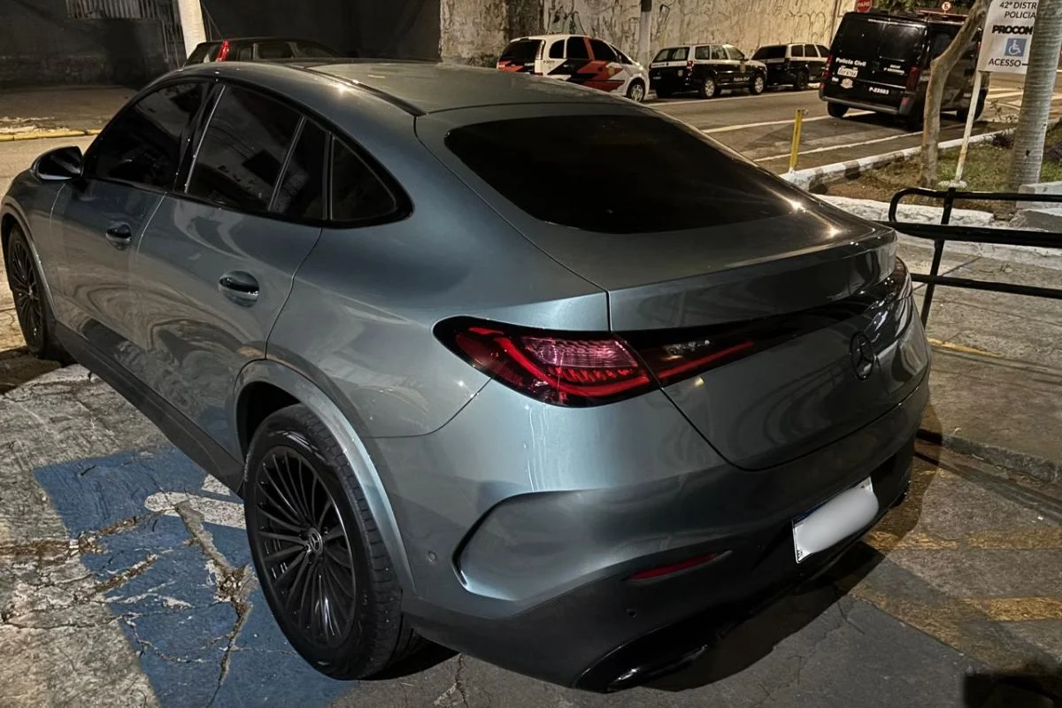 Mercedes-Benz GLC 300 de Deolane apreendida pela PM Mercedes-Benz GLC 300 de Deolane apreendida pela PM