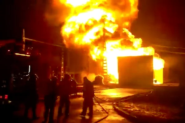 Após raio causar incêndio em subestação, moradores seguem sem luz