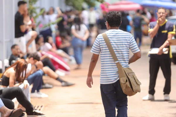 Ensino médio teve 419 mil matrículas a menos em 2025, aponta Censo
