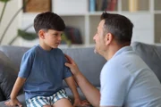 Não espere a adolescência; quanto mais cedo a conversa, melhor