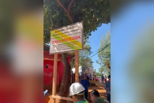 Imagens coloridas mostram a instalação de placa com a inscrição: "Governo Federal, Terra Protegida"