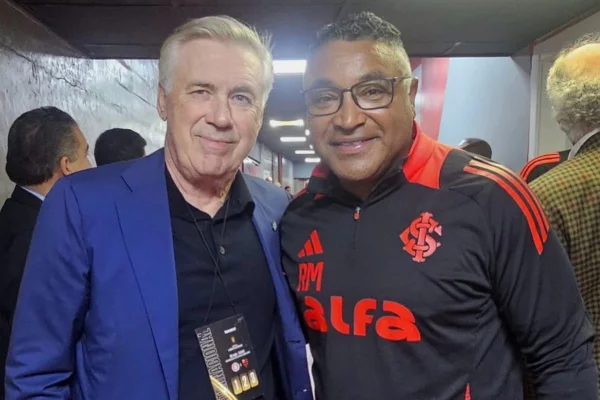 Imagem colorida dos treinadores Ancelotti e Roger Machado