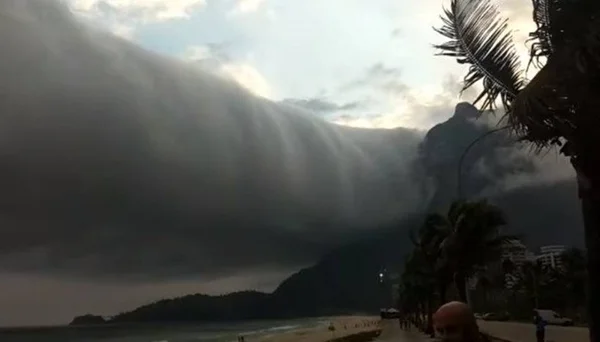 Vídeo: nuvem de rolo sobre a praia viraliza na internet