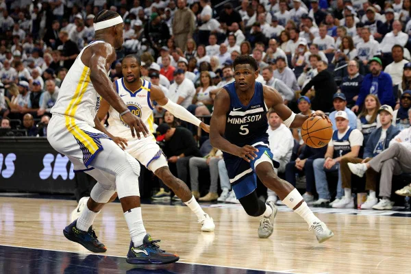 Imagem colorida da partida entre Timberwolves e Warriors - Metrópoles