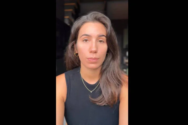 Lívia Maciel Vigil, piscanalista vítima de importunação sexual que criou movimento contra assédios na psicanálise - Metrópoles