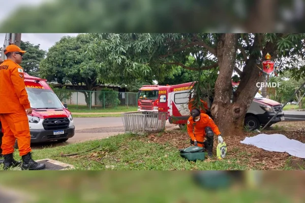 Imagem colorida de viatura e bombeiros atuando em ocorrência em via pública- Metrópoles