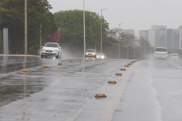 Brasilienses registram chuva na tarde deste sábado (15/9)