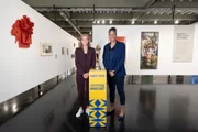 Jill Ellis e Aline Pellegrino com a taça da Copa do Mundo Feminina Jill Ellis e Aline Pellegrino com a taça da Copa do Mundo Feminina