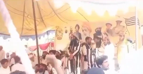 Captura de vídeo mostra o comício organizado poucos instantes antes da explosão no Paquistão