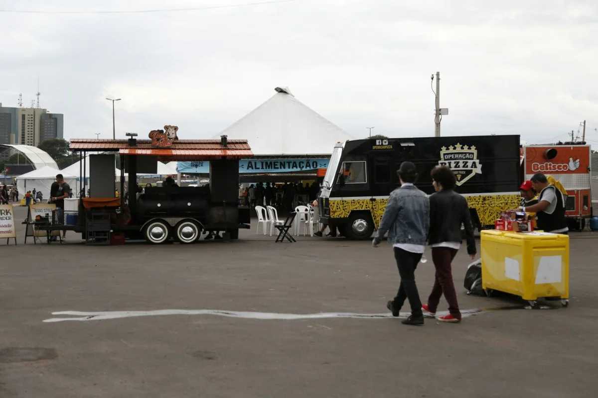 Para comer, os roqueiros tinham como opção sanduíches, pizzas e crepes espalhados em 17 food trucks Para comer, os roqueiros tinham como opção sanduíches, pizzas e crepes espalhados em 17 food trucks