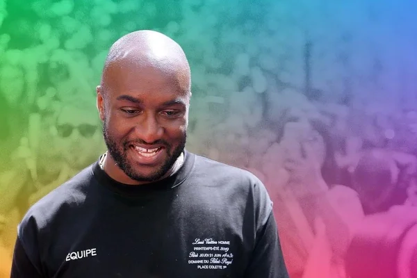 Virgil Abloh em um fundo colorido
