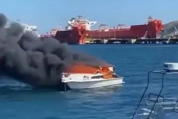 Os passageiros foram socorridos em segurança pela Marinha do Brasil. Um inquérito será instaurado para apurar o motivo do fogo na lancha - Metrópoles