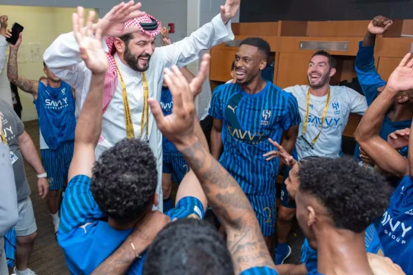 Foto colorida de Fahad bin Nafel, presidente do Al-Hilal, após a vitória contra o Manchester City - Metrópoles