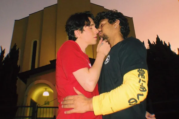 Na imagem colorida, Gabriel Santana e Erick Mafra vivem momento romântico - Metrópoles