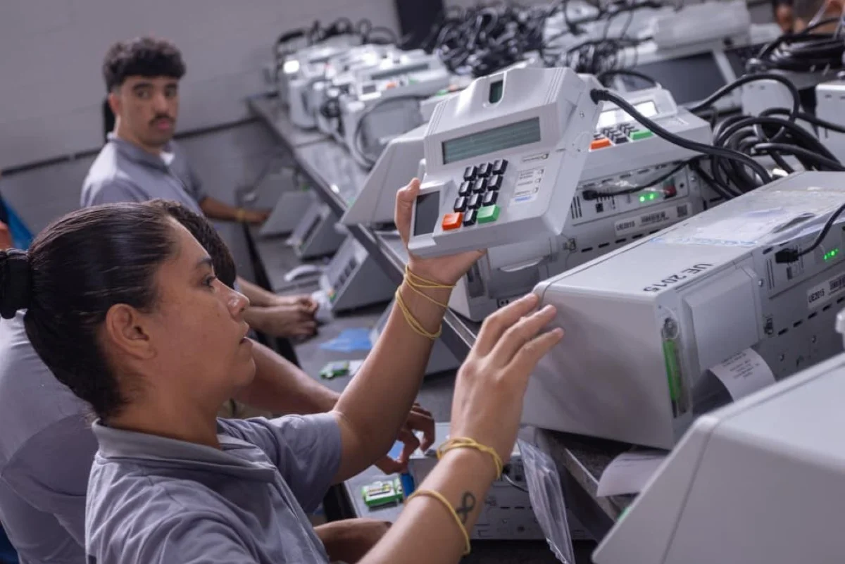 TRE-DF inicia carga e lacração de mais de 6 mil urnas para eleições TRE-DF inicia carga e lacração de mais de 6 mil urnas para eleições