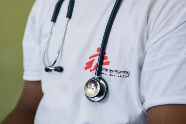 Foto colorida de membro do Médicos Sem Fronteiras no Oriente Médio - Metrópoles
